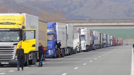 Спират тировете по пътищата на Велики четвъртък
