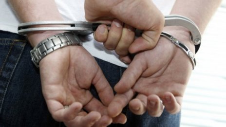 Задържаха 32-годишен, блудствал с племенничката си
