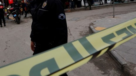 Полицай стреля по директорка и заместника й в училище в Турция