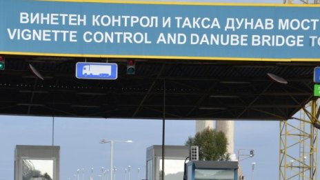 Опашки от ТИР-ове на "Дунав мост" и "Кулата"