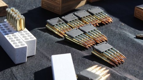 Обвиняват трима за 14 пистолета, 2 автомата, пушка...