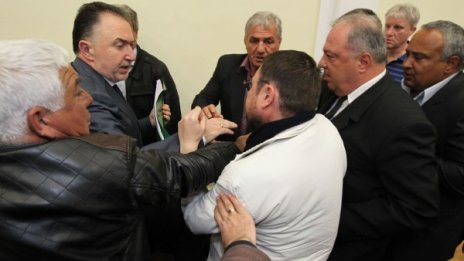 Бой в СДС! И един файтон, седесарите пак се разцепиха!