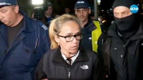Под полицейска охрана: Изведоха кметицата на "Младост"