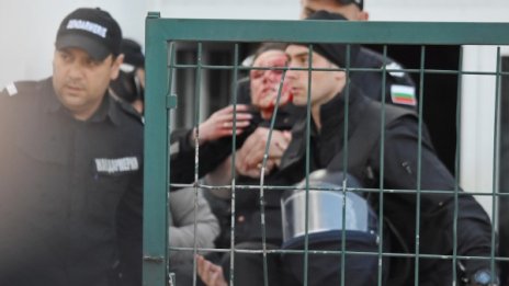 Арести след мача, ранената полицайка в ИСУЛ