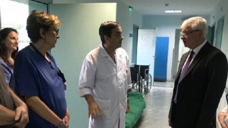 Здравният министър посети ранената от бомбичка полицайка