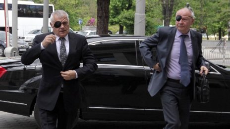 Радев на среща срещу футболното хулиганство с "едно" око