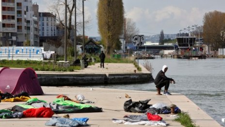Разбиха мрежа за нелегален трафик на мигранти във Франция 