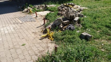 Ремонт по нашенски: Със стърчащи плочки и купища боклуци