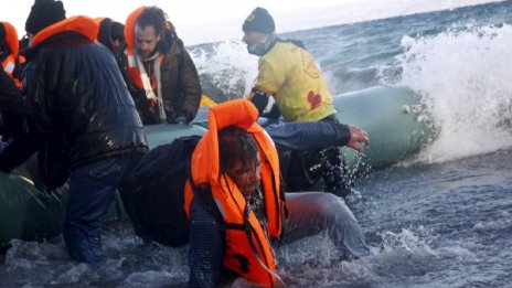 Лодка с 53 мигранти заседна на плаж в Гърция