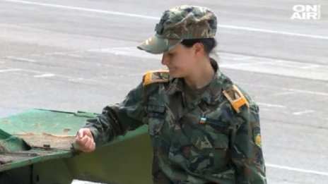 Една жена в униформа на парада на Гергьовден