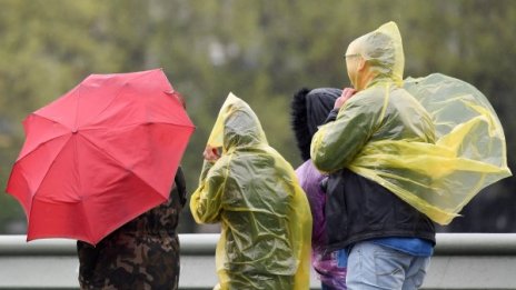 Опасно време в 13 области заради силен дъжд и гръмотевици