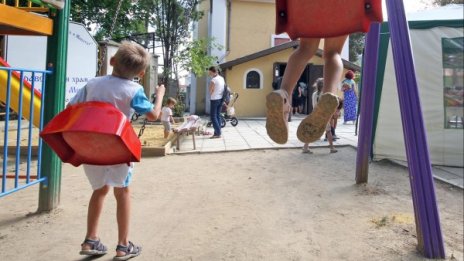 Ново за детските: С доход до 500 лева – 80% от помощта