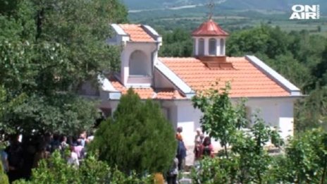 С доброволен труд и лични средства: В Смочево градят манастир