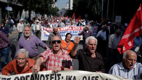 Пенсионерите в Гърция на протест, орязват им парите!