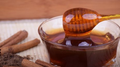 Финтират ни и с меда, похапваме захарен сироп с прашец