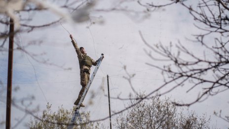 Оцеляване с месеци в окоп: Късата клечка е да попаднеш в украинската пехота