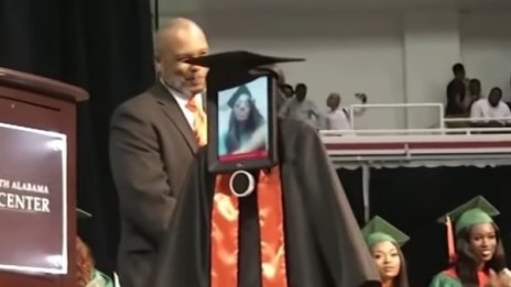 Дипломиране... напук на болеста: Робот в тога и един iPad! 