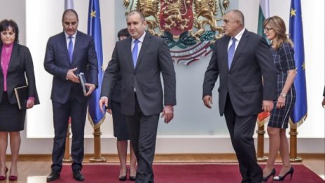 Различията ГЕРБ - БСП намаляват. Има ли завой на Изток?