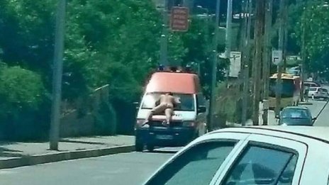 Само по парфюм! Гол мъж обходи оживена улица в Търново