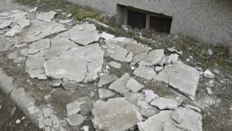 Тийнейджър ранен! Мазилка се стовари върху главата му