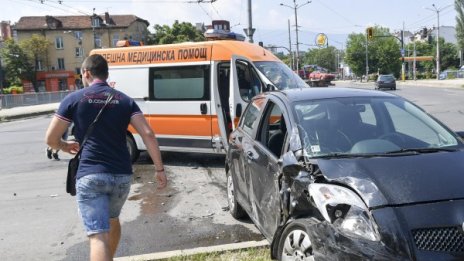 Катастрофа прати трима в болница, единият бере душа