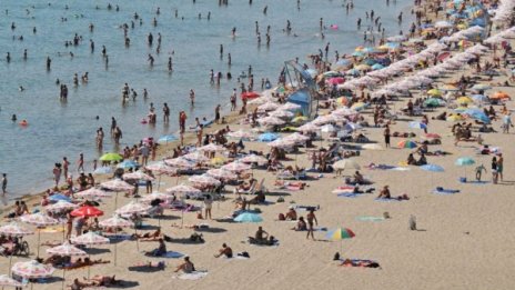 Деца с дълга коса извън водните пързалки. Защо?