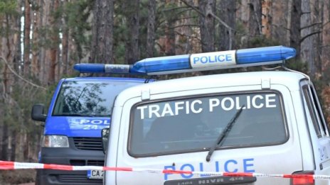 Жена убита в гора в Кубратско, до нея – мъжът й обесен