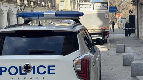Мащабна акция в България: 56 кг марихуана в дивани, мигранти в тайници и оръжейни части