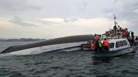 Корабче се обърна във Виетнам, 34 туристи загинаха