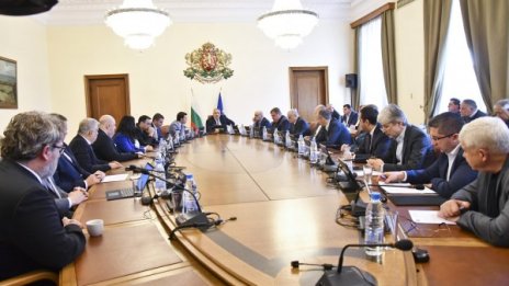 Правителство се сваля или в парламента... Или с протести!