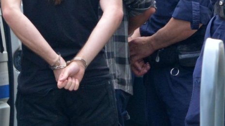 Белезници за двама, спипаха ги с наркотици