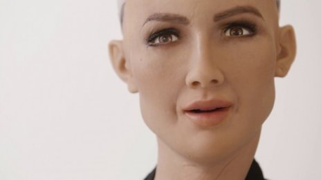Роботът София хареса София! Чу гайдите, изслуша Борисов