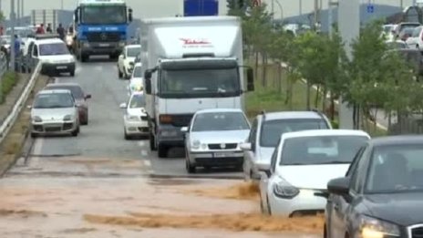 Гърция под вода – екипи отводняват и помагат