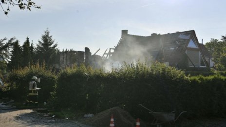 Огромен взрив остави само външните стени на къща в Бремен 