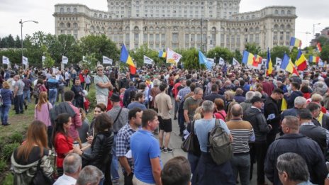 Хиляди на протест в Букурещ срещу промени в НК