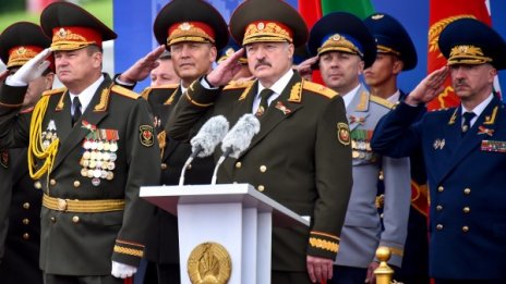 Беларус флиртува с Китай, да го пази от Русия