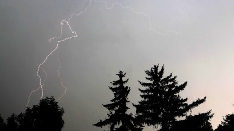 Дъжд, облаци, даже градушки на места утре 