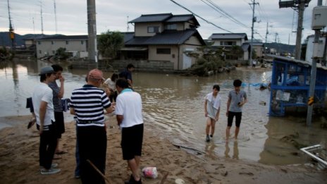 Над 80 са загиналите при наводненията в Япония