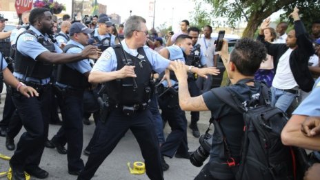 Протести в Чикаго. Полицай застреля мъж