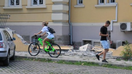 Опасно: Срути се оградата на поликлиника в Бургас