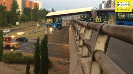 Зрелищна катастрофа в Мадрид: Автобус увисна от мост