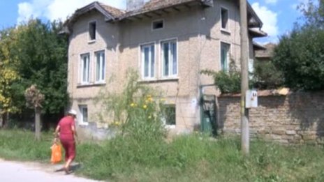 Пенсионер в BG: 260 на месец и обири - животът на баба Стойка...