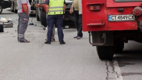 Трима пострадаха при катастрофа на Прохода на Републиката