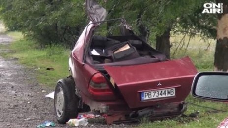 Ударът, завършил със смърт - Мерцедес, разполовен от дърво!