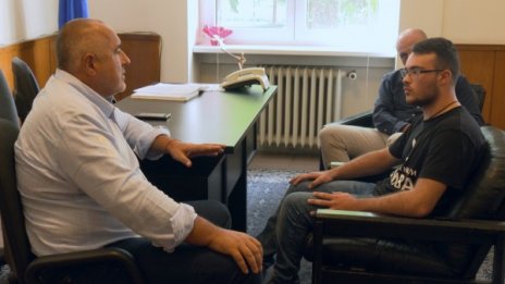 Пари ли? Лечение ли? Човечност ли? След срещата на премиера с Петър