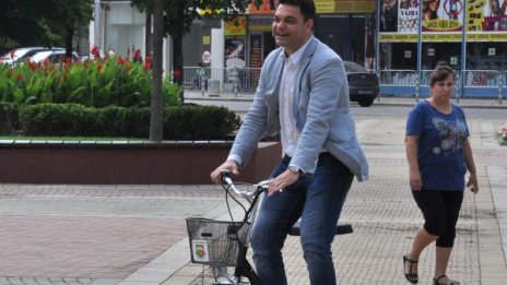 Кметът на Димитровград подкара електрическа триколка