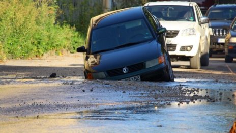 Градски пейзаж: Дупка, а в дупката – автомобил