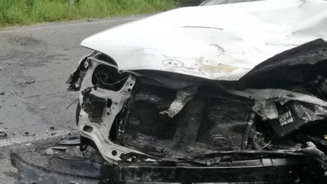 Трима души загинаха край Бургас, удариха се в камион