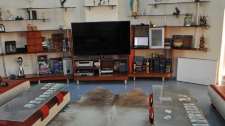 Прокуратурата влезе в дома на Бенчев, иззе оръжия, пари в брой... 