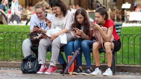 Франция със закон: Край на телефоните в училище